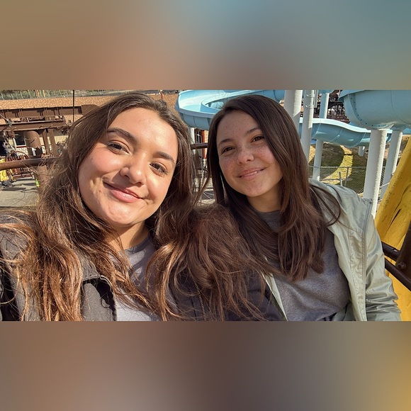 Meet your Posher, Alyssa - Picture 1 of 4